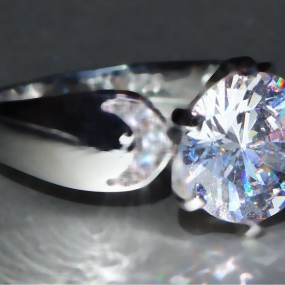 GORGEOUS WHITE SAPPHIRE RING - Picture 2 of 3